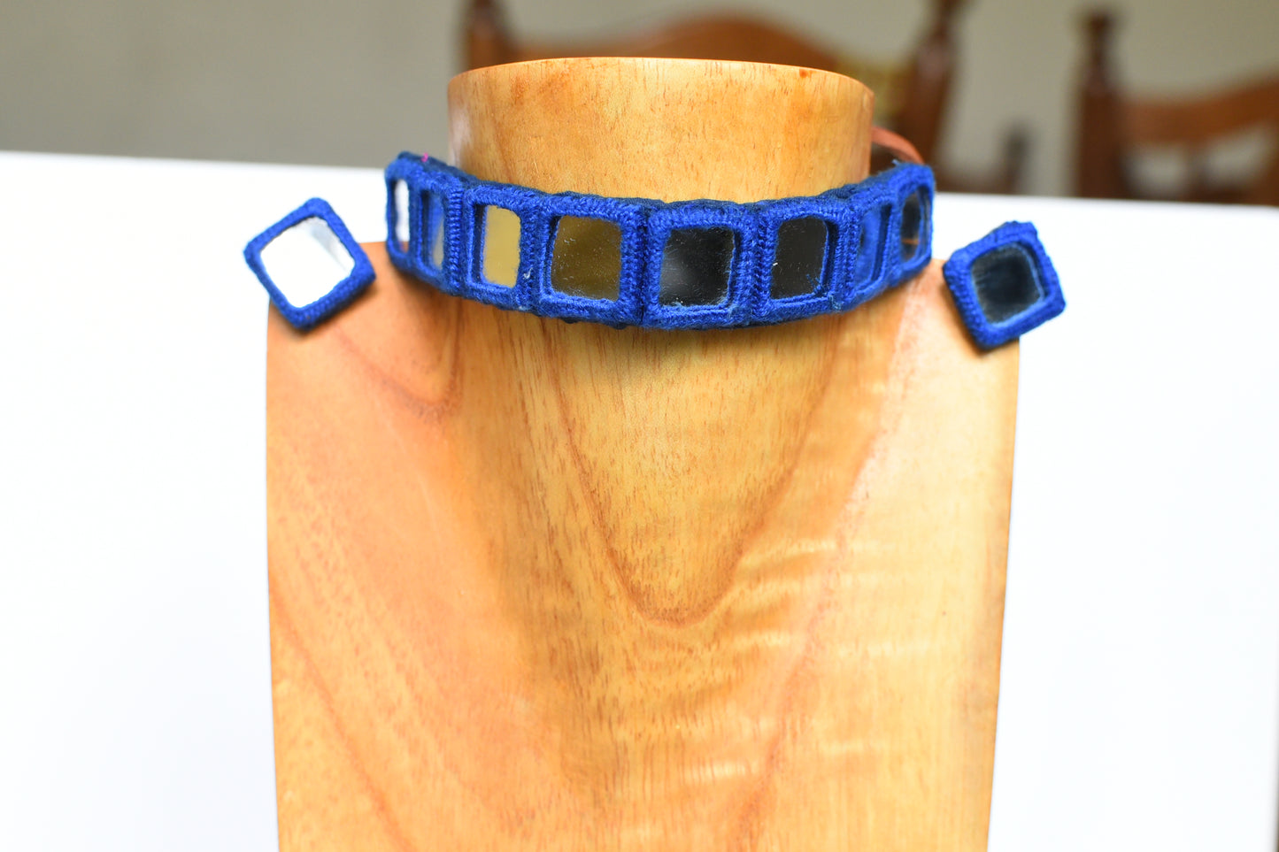 Blue mirror chocker